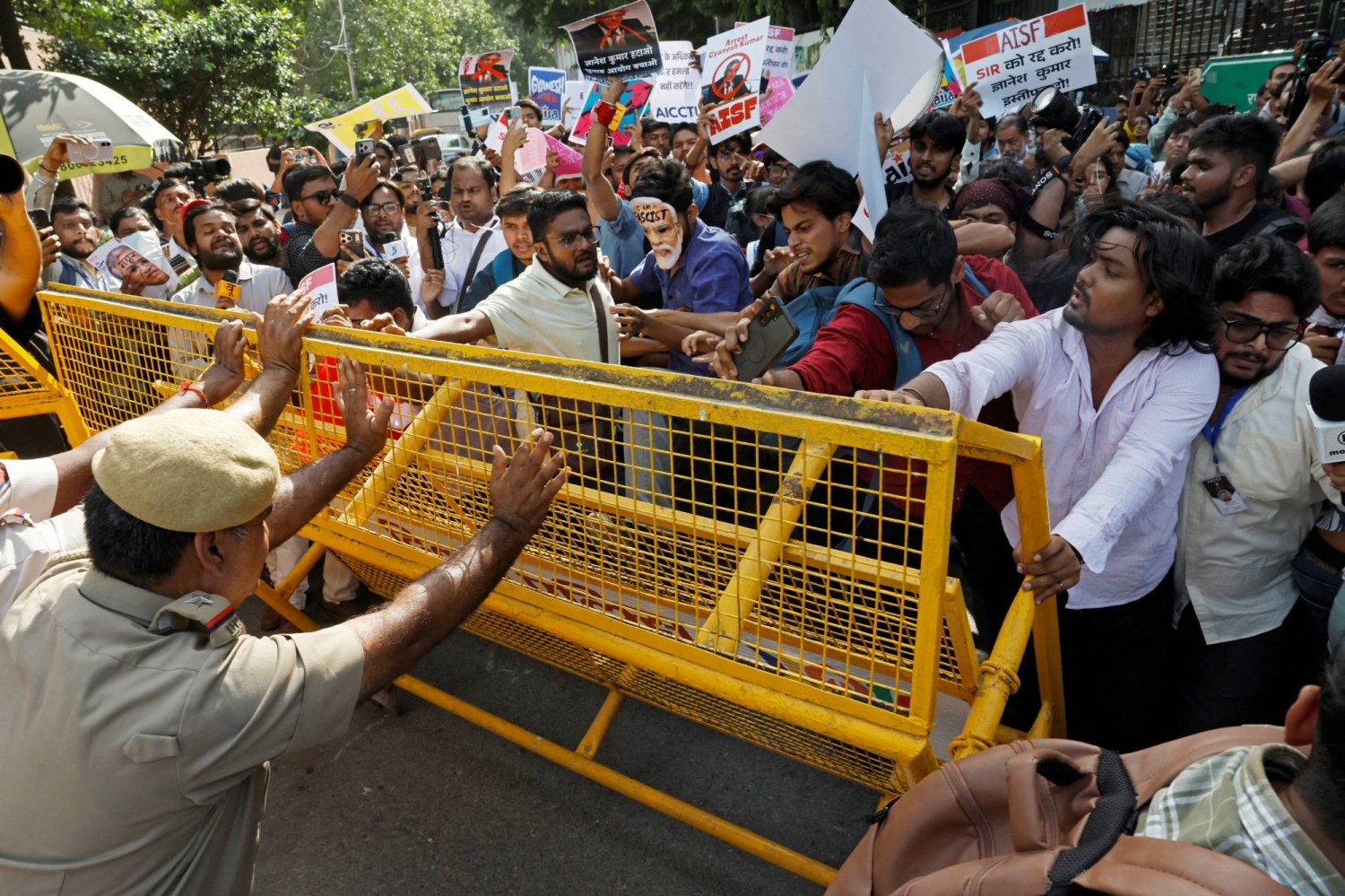  Modi’s predicament: Gen Z pours out on India’s streets as dissent surges  — Japan Times